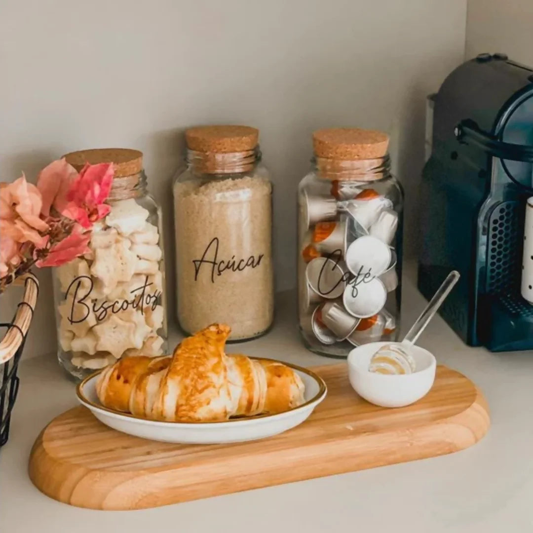 Foto de todos os itens inclusos: os 3 potes de vidro, as 3 tampas esféricas e a cartela de adesivos.