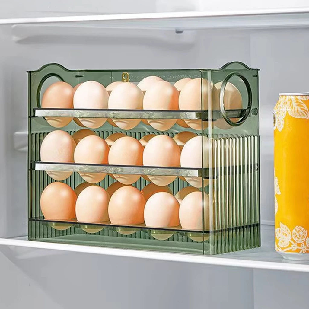 Bandeja organizadora de ovos em plástico verde transparente com três andares empilháveis dentro de uma geladeira.