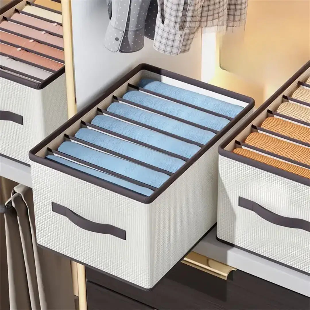 Colmeia organizadora com viés branco, projetada para organizar de forma eficiente roupas íntimas, meias e acessórios.