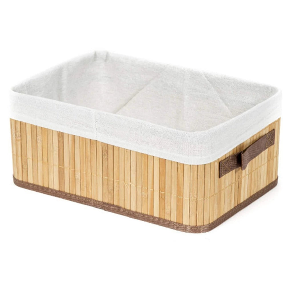 Cesto de bambu médio sendo usado para organizar controles remotos, revistas ou acessórios ao lado da cama.