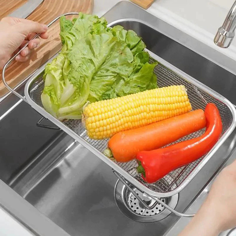 Demonstração do ajuste das alças do escorredor, mostrando a transição do tamanho compacto para o tamanho estendido.