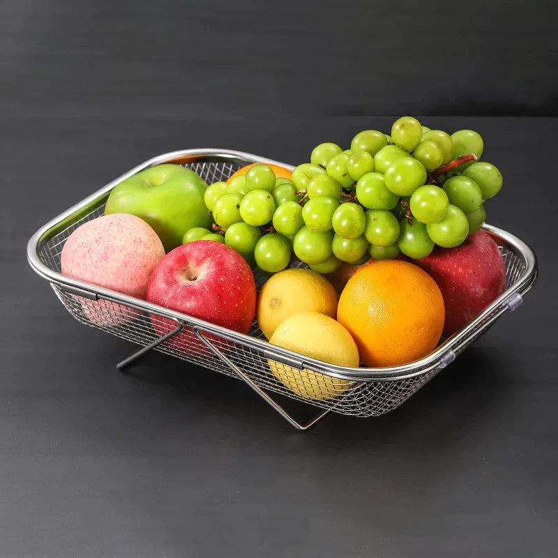 Uso do escorredor ajustável como cesto para lavar verduras e frutas diretamente sob a torneira.