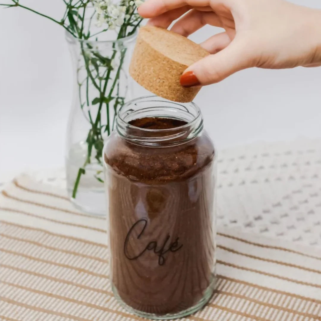 Demonstração da tampa de rolha encaixada perfeitamente na boca do pote, protegendo contra a umidade