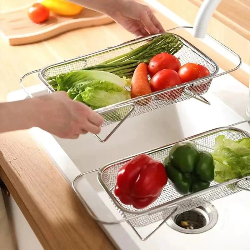Visão interna do escorredor com frutas e legumes, permitindo a drenagem direta da água para dentro da pia.