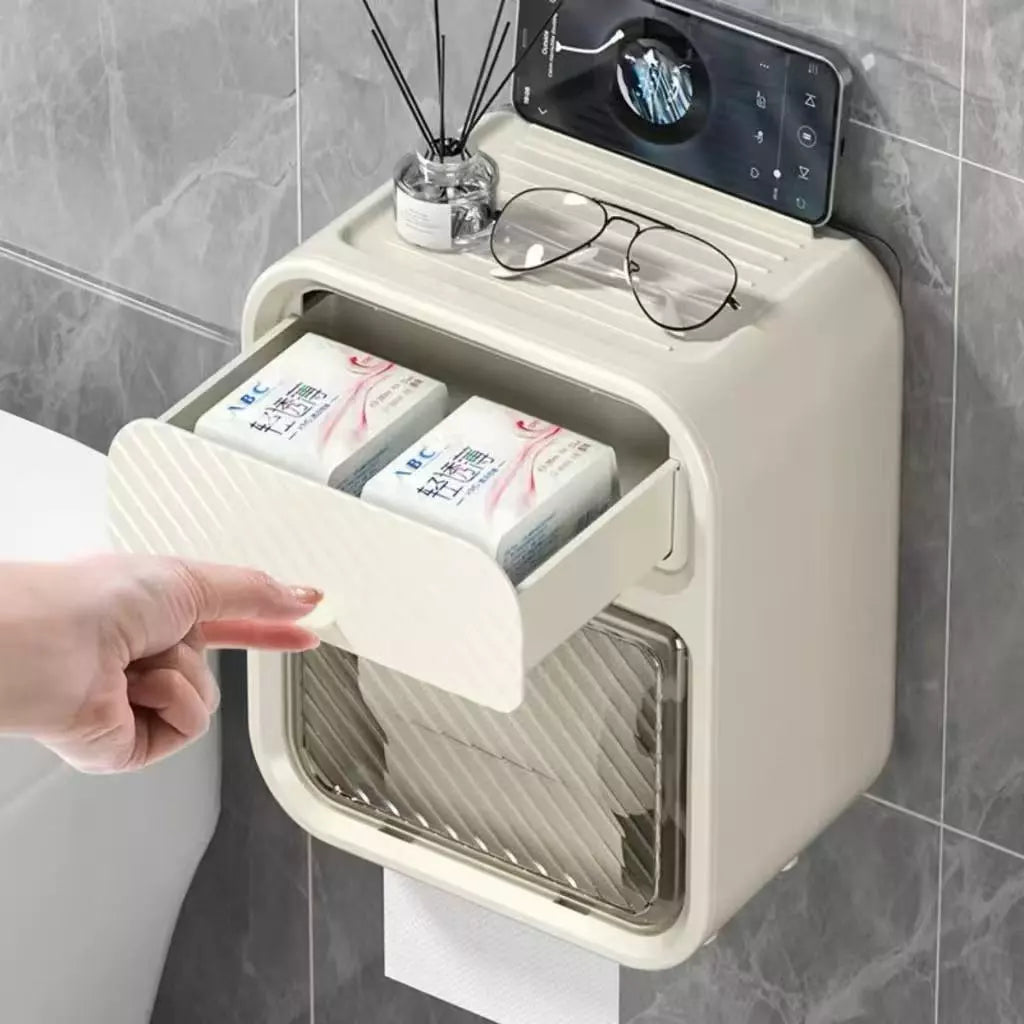 Detalhe do suporte para celular em uso, posicionado sobre o dispenser de papel higiênico em um banheiro moderno.