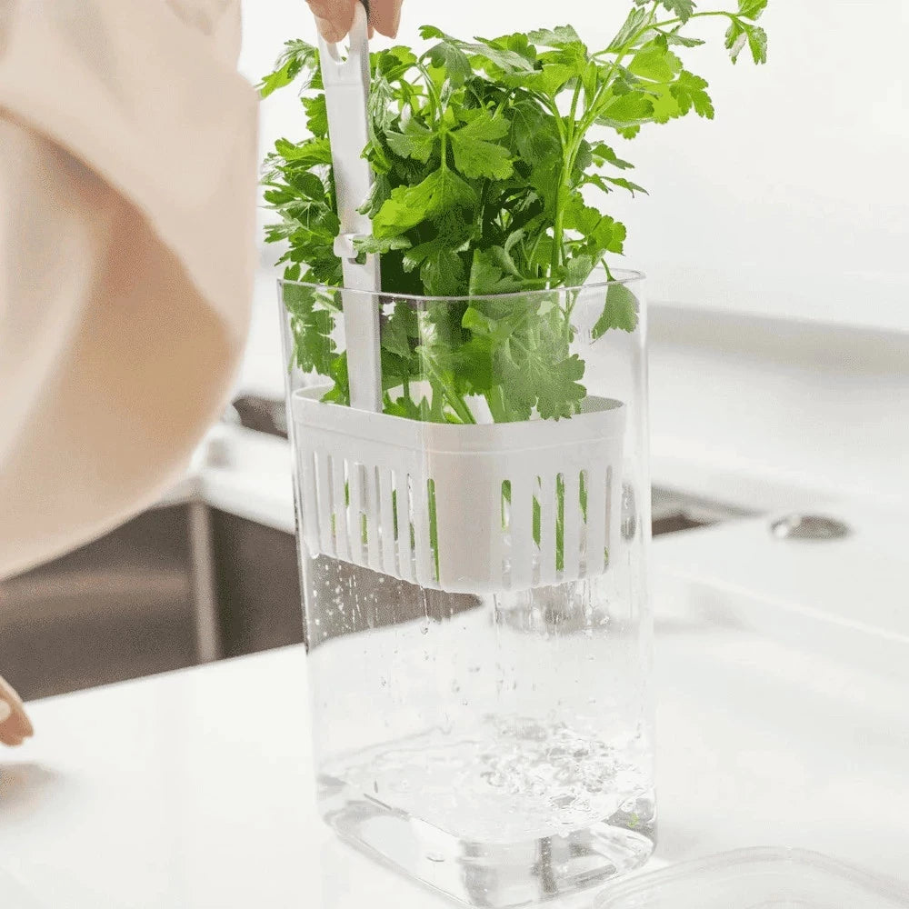 Cesto interno sendo usado como escorredor debaixo da torneira para lavar verduras antes de guardar no pote.