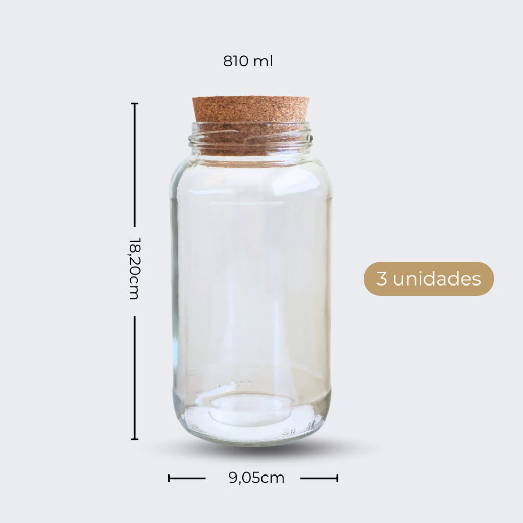 Pote de 810ml sendo segurado pela mão, demonstrando o tamanho ideal para o uso diário na bancada da cozinha.