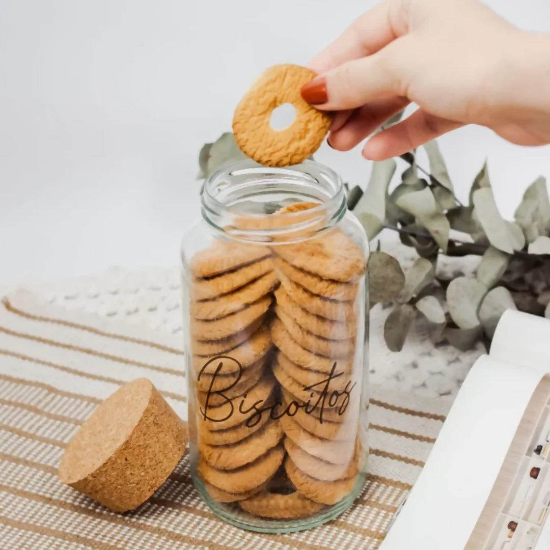 Sugestão de uso dos potes para armazenar grãos, massas curtas ou granola, destacando a transparência.