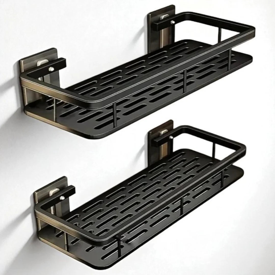 Mão aplicando o adesivo de alta aderência em azulejo de banheiro limpo, demonstrando o primeiro passo da instalação sem furos.