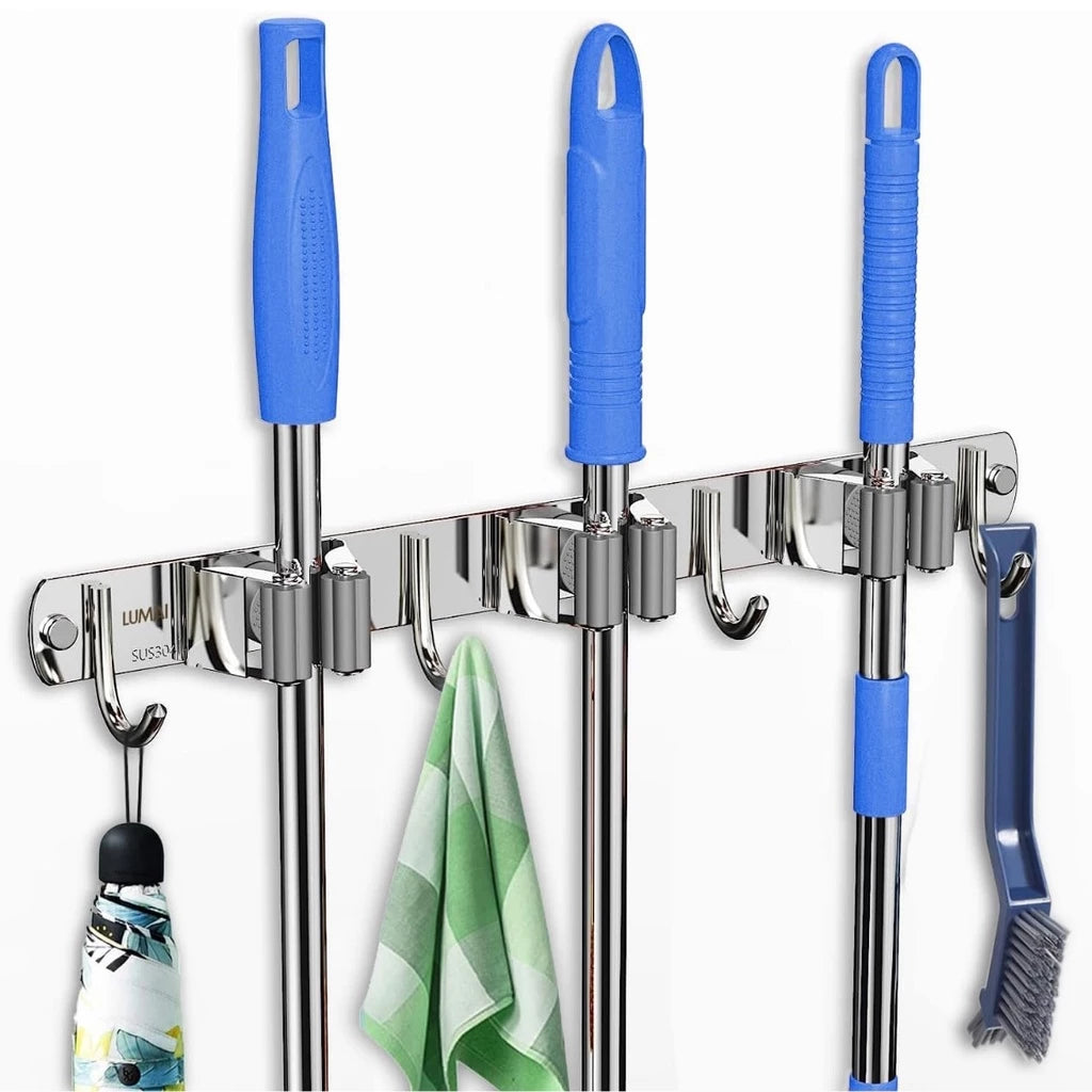 Suporte inox sendo usado na garagem para organizar ferramentas de jardim ou equipamentos esportivos.