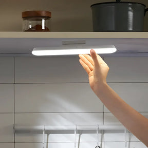 Luminária LED simples e compacta com instalação prática
