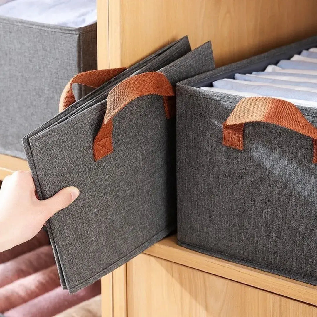 Caixa dobrável multiuso, prática para organizar armários e economizar espaço ao guardar roupas e acessórios.