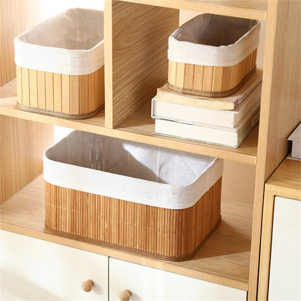 Kit com três cestos organizadores de bambu em tamanhos diferentes com forro de tecido bege claro