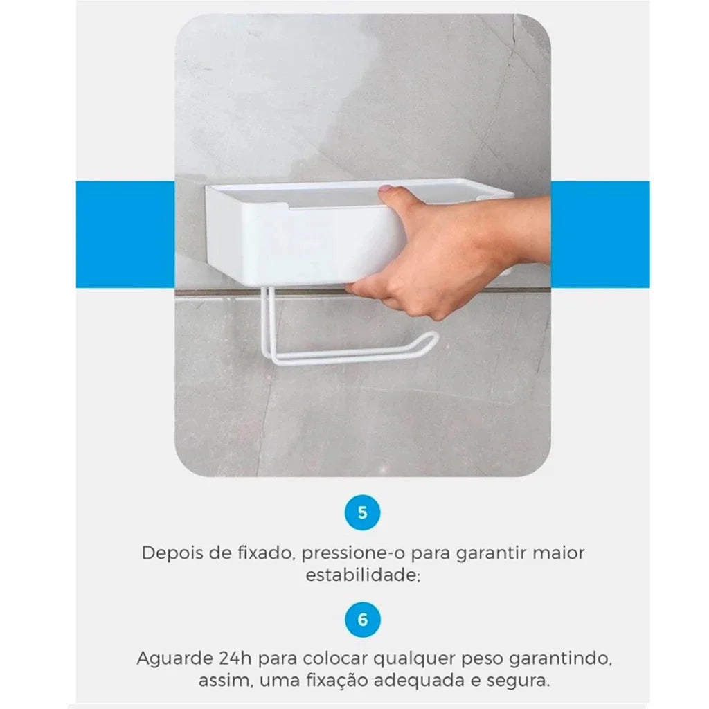 Acessório de banheiro que integra as funções de porta papel, porta lenço e suporte para celular, economizando espaço.