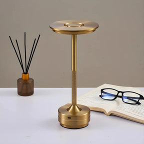 Candeeiro de mesa nórdico em dourado, design minimalista para seu espaço