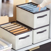 Colmeia organizadora com viés branco, ideal para organizar roupas íntimas, meias e acessórios em gavetas.