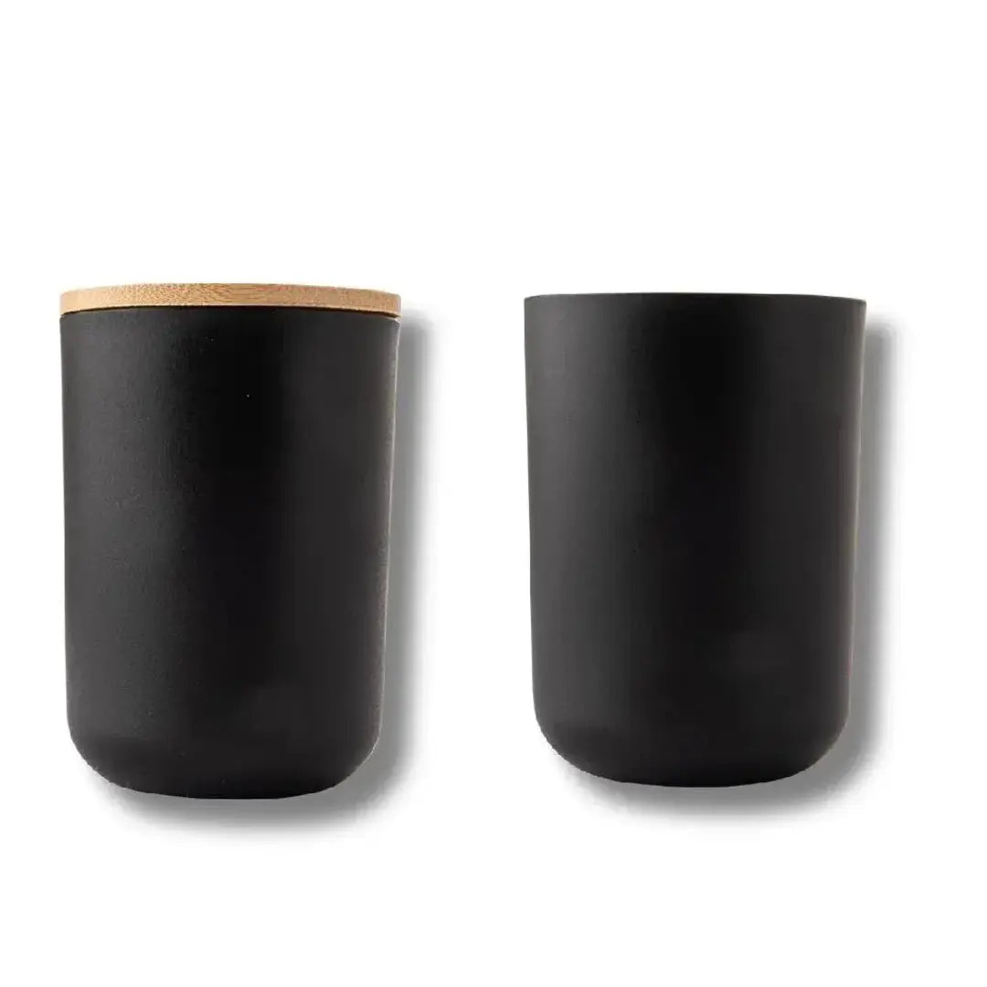 Conjunto de 6 peças para banheiro, combinando bambu e plástico preto, em destaque em um ambiente moderno.