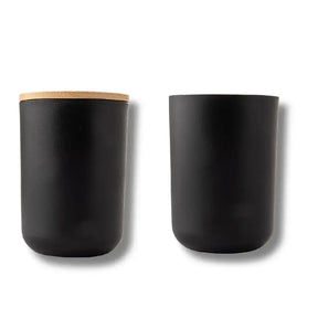 Conjunto de 6 peças para banheiro, combinando bambu e plástico preto, em destaque em um ambiente moderno.