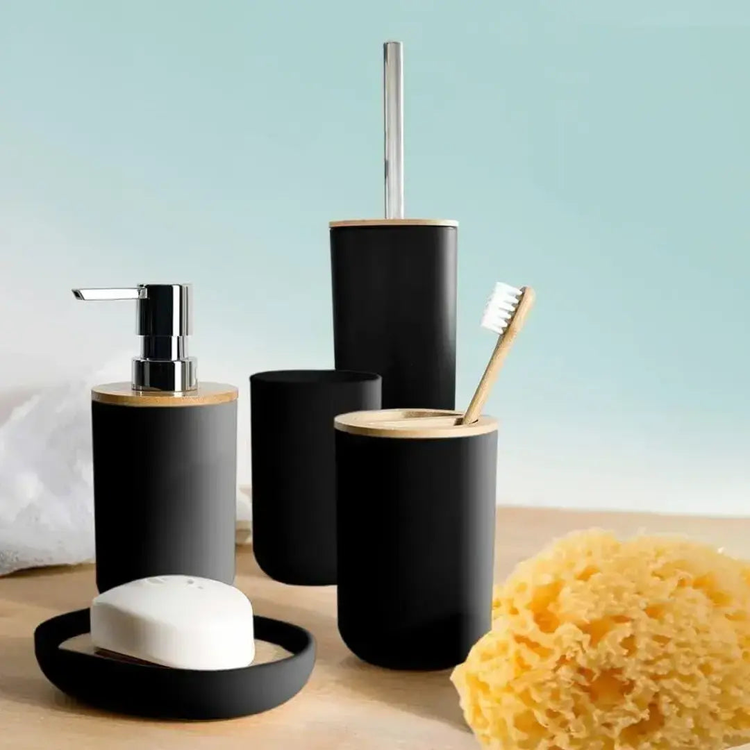 Conjunto de 6 peças para banheiro, feito de bambu e plástico preto, destacando a sofisticação e praticidade.