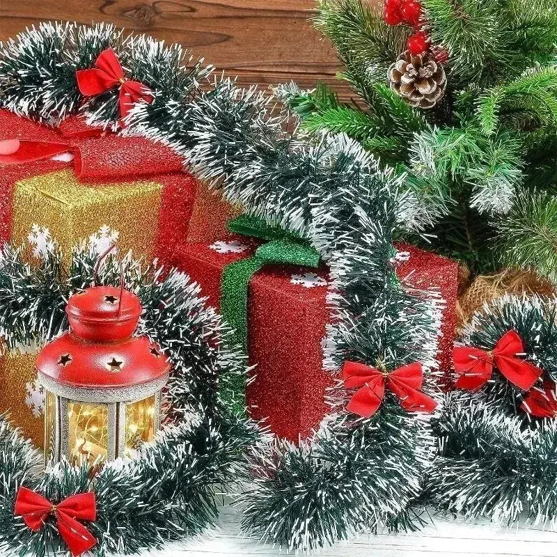 Detalhe da guirlanda com plumas e cordão verde, ideal para o Natal.