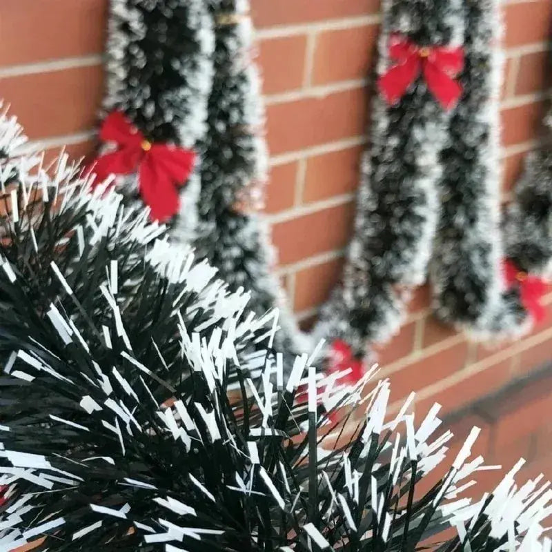 Guirlanda decorando a porta de entrada em clima natalino.