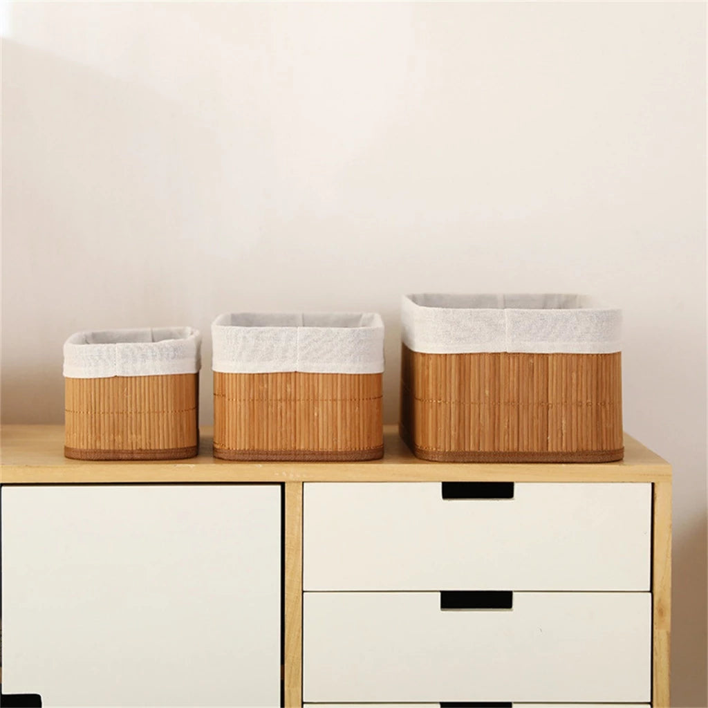 Cesto de bambu pequeno organizando toalhas de rosto e itens de higiene pessoal sobre uma bancada de mármore.