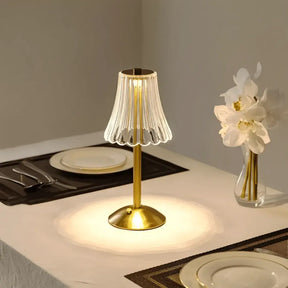 Luminária de cristal para mesa, peça decorativa e funcional para ambientes sofisticados.