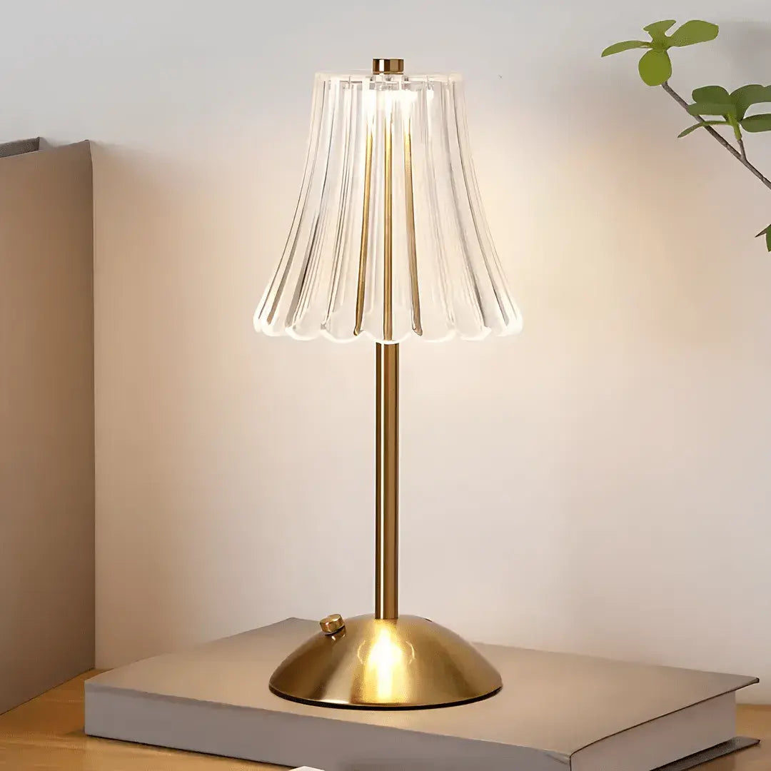 Luminária de cristal para mesa, ideal para iluminar e decorar com estilo.