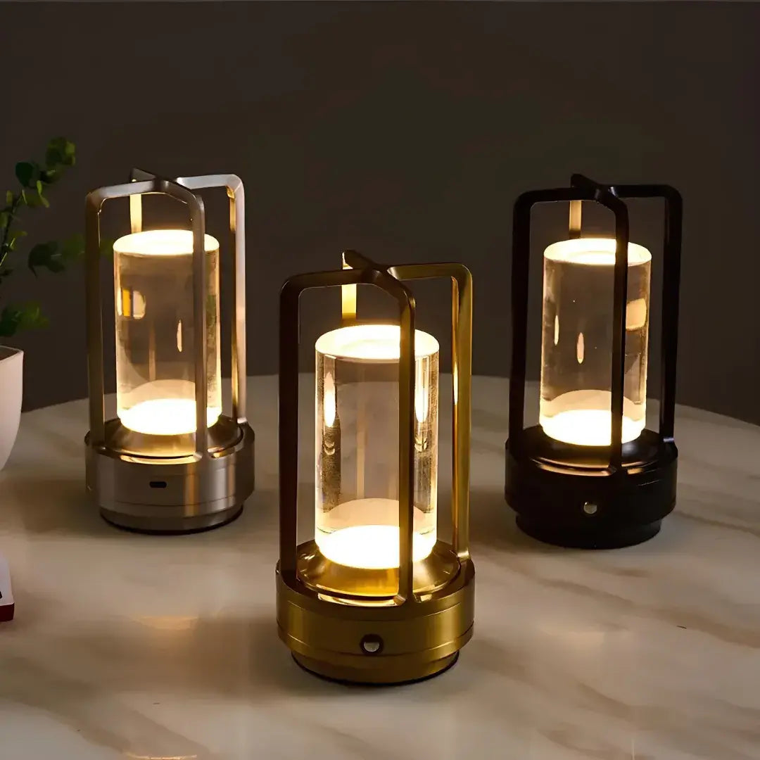 Luminária de mesa Cristalina, perfeita para iluminar espaços com um toque de luxo.