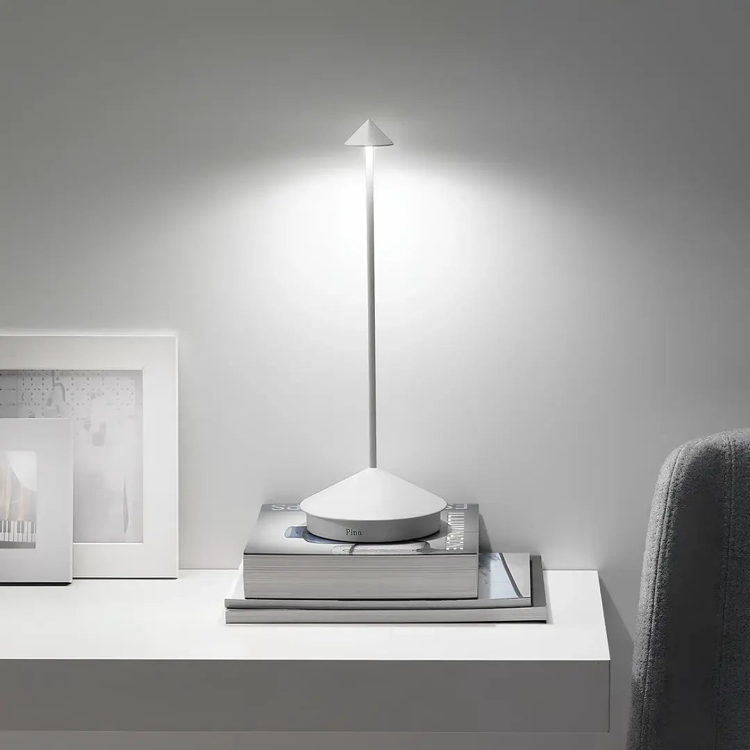 Luminária de mesa Pina, design contemporâneo ideal para escritórios e ambientes de trabalho.