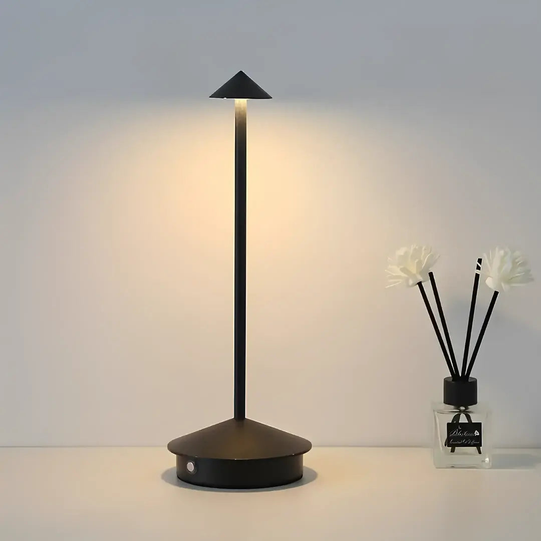 Luminária de mesa Pina com design moderno, ideal para iluminar e decorar espaços contemporâneos.