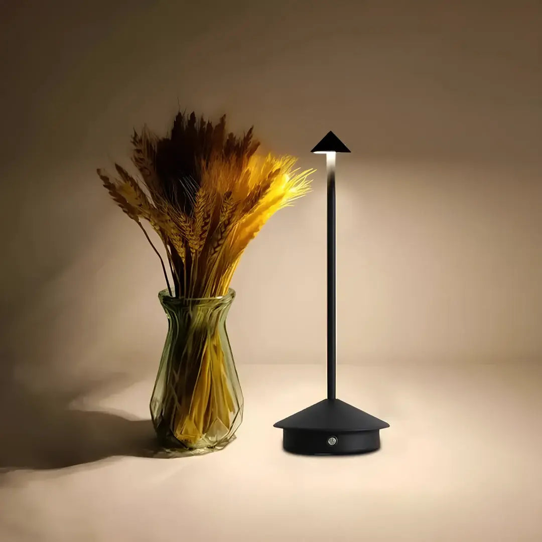 Luminária de mesa com design Pina, oferecendo iluminação eficiente e estilo elegante.