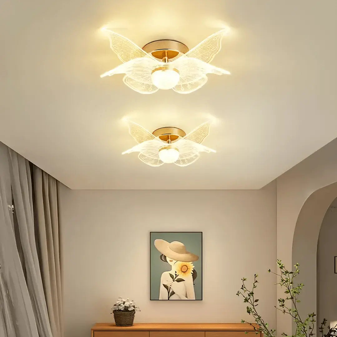 Luminária de teto borboleta com acabamento moderno, ideal para iluminar e decorar espaços criativos.