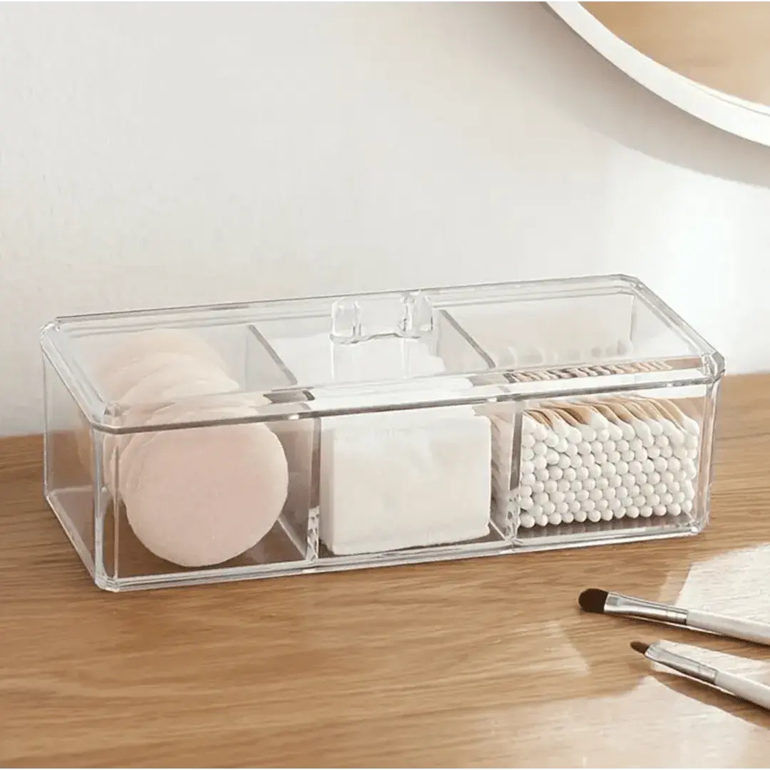 Porta algodão e cotonete com 3 divisórias em acrílico transparente, ideal para organizar itens de banheiro.