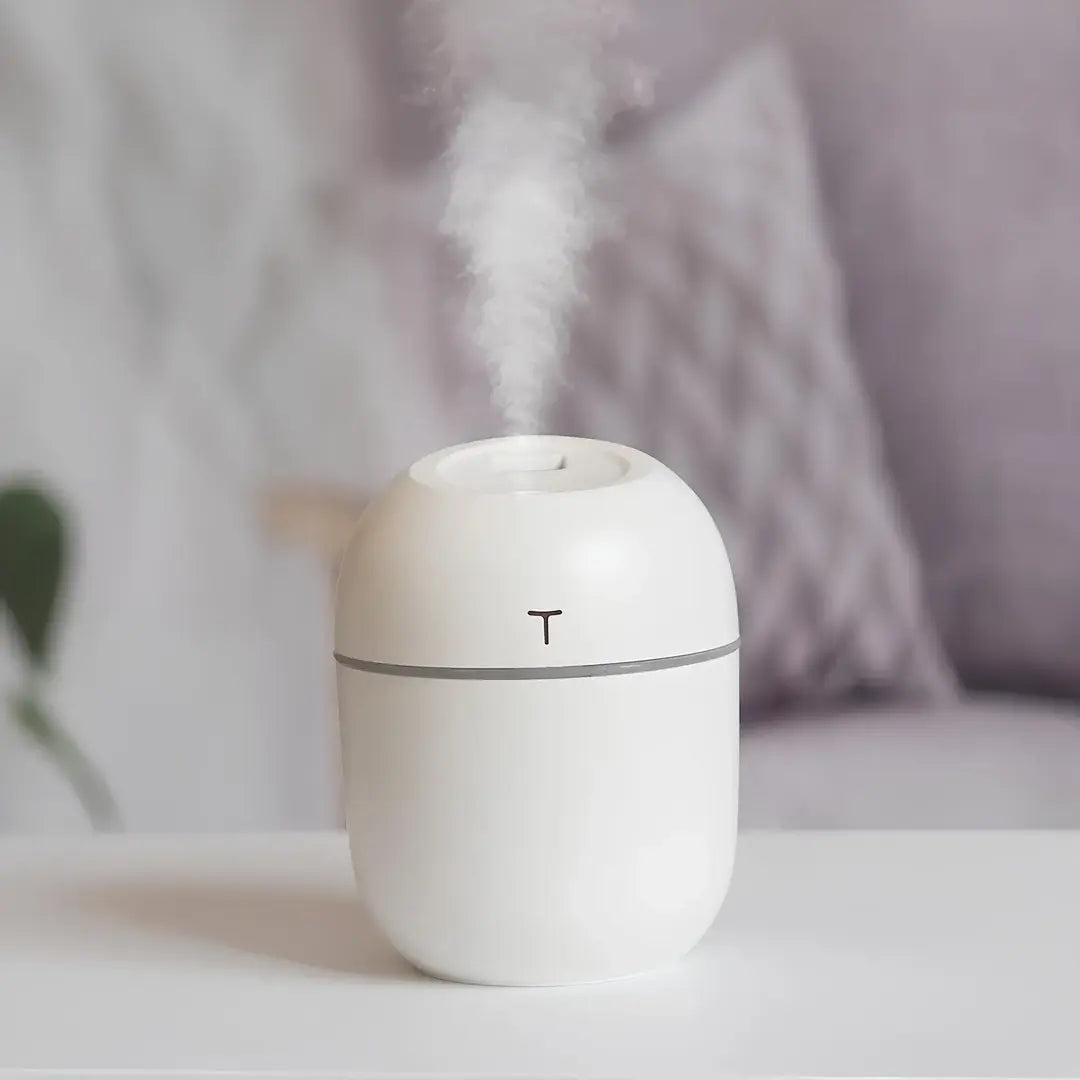 Mini umidificador com função de aromaterapia, difundindo fragrâncias pelo ambiente.